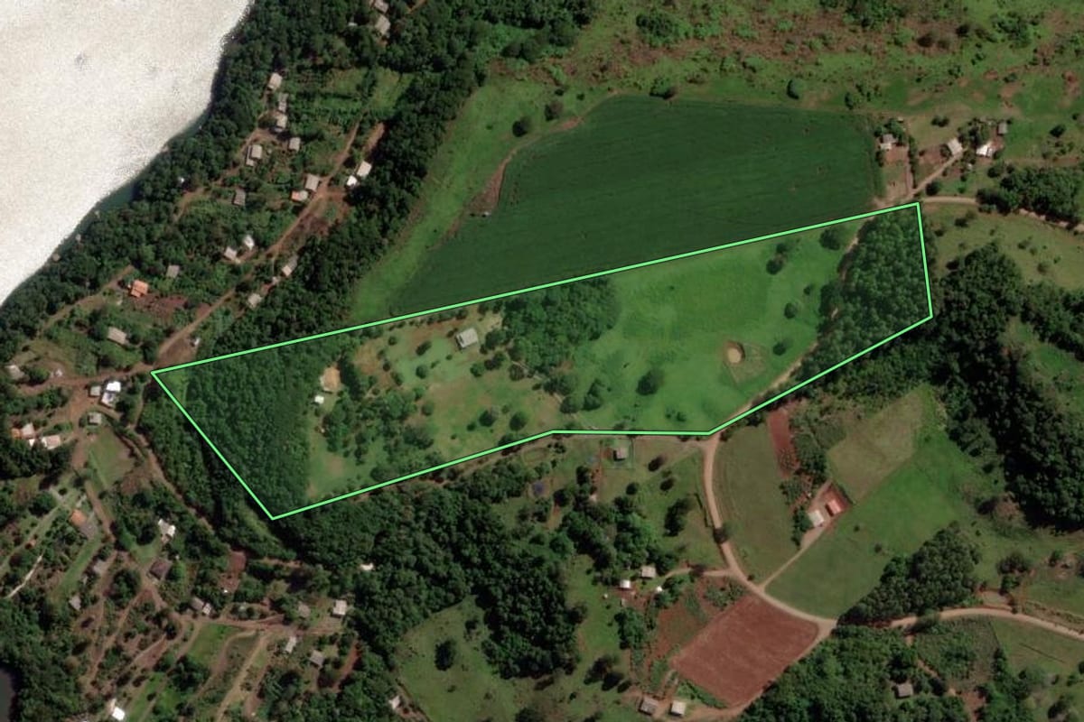 Imagem de satélite do imóvel rural em Três Barras do Paraná (PR), com o contorno declarado no CAR desenhado por cima.