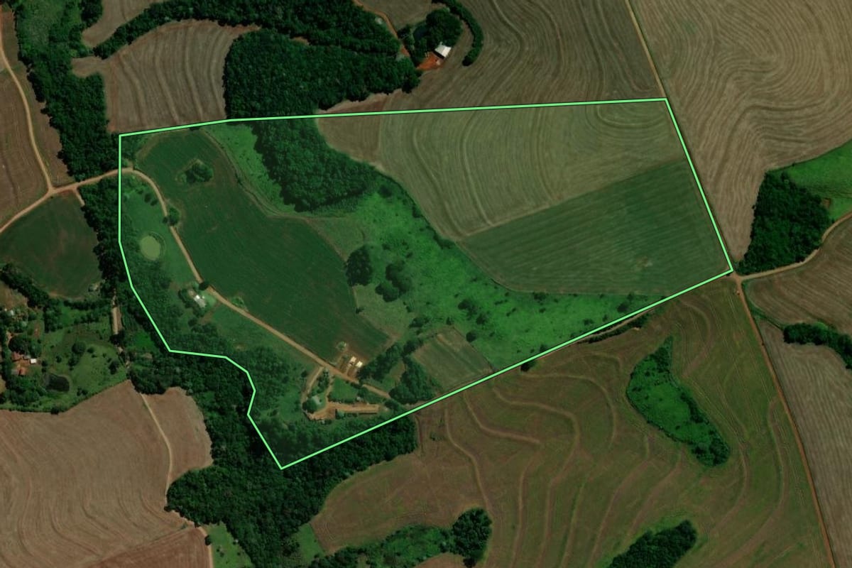 Imagem de satélite do imóvel rural em Três Barras do Paraná (PR), com o contorno declarado no CAR desenhado por cima.