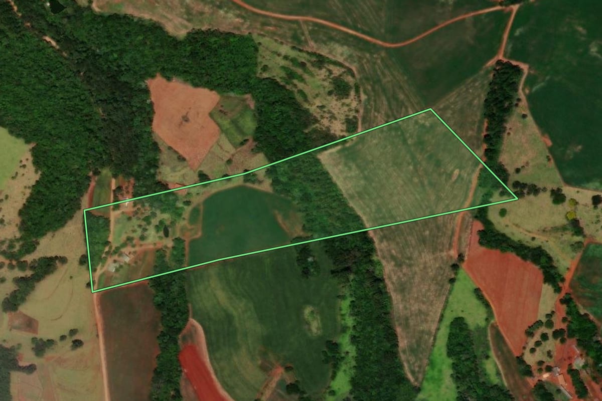 Imagem de satélite do imóvel rural em Três Barras do Paraná (PR), com o contorno declarado no CAR desenhado por cima.