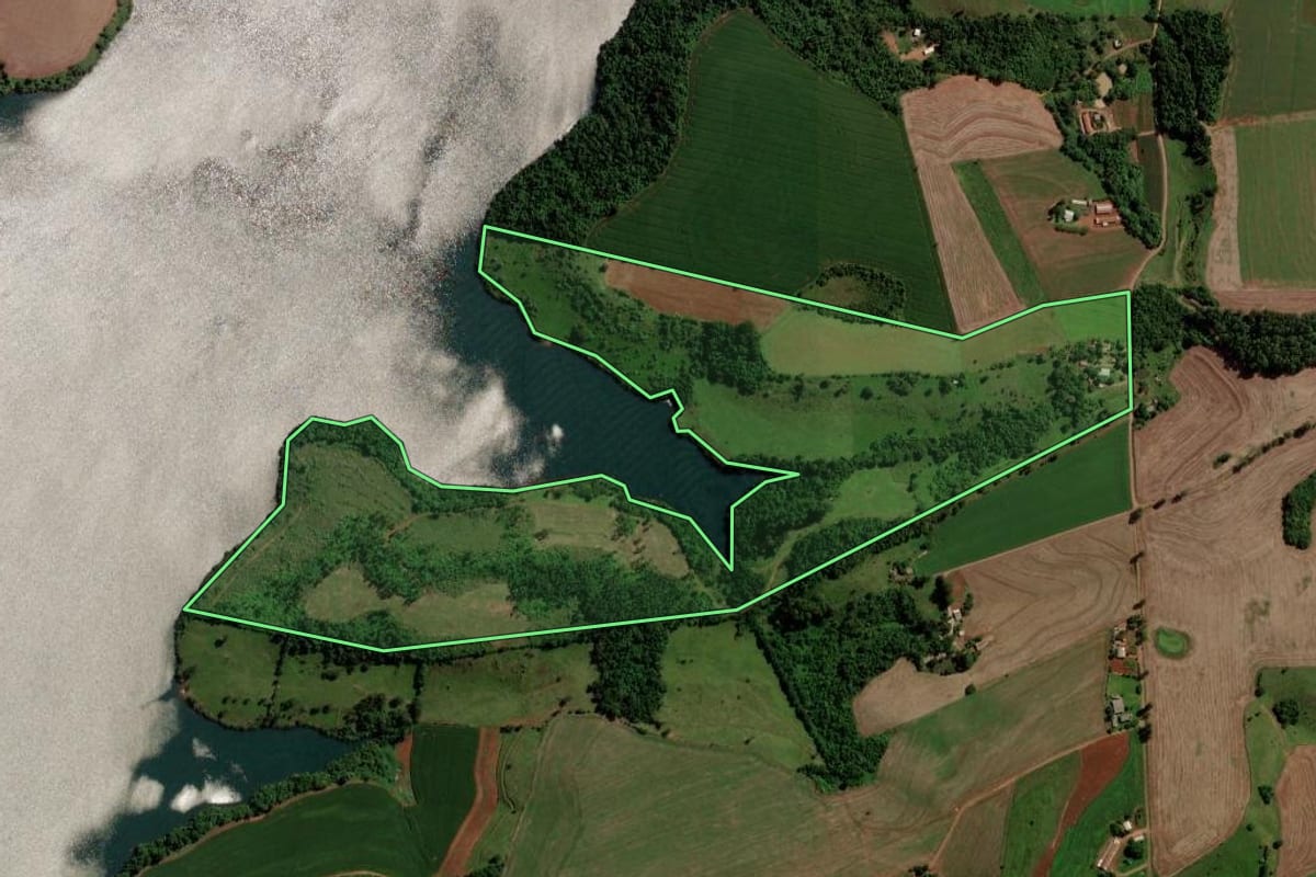 Imagem de satélite do imóvel rural em Três Barras do Paraná (PR), com o contorno declarado no CAR desenhado por cima.