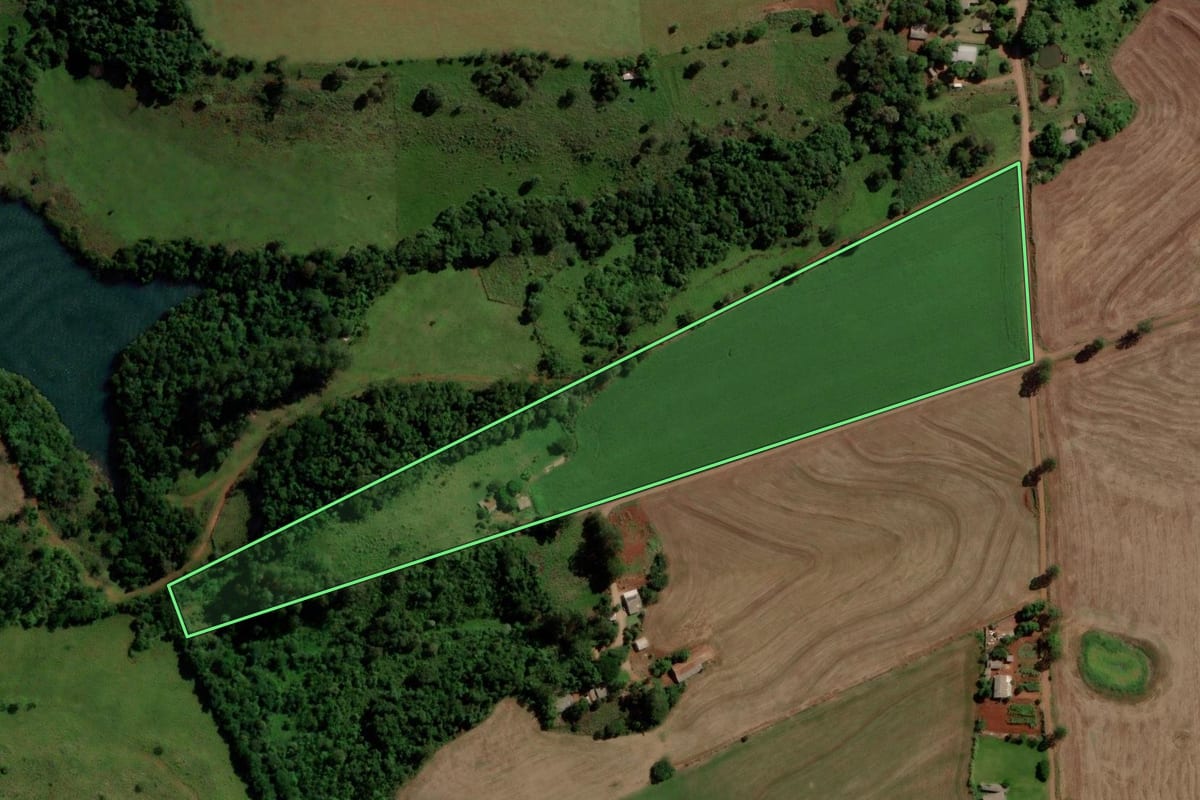 Imagem de satélite do imóvel rural em Três Barras do Paraná (PR), com o contorno declarado no CAR desenhado por cima.