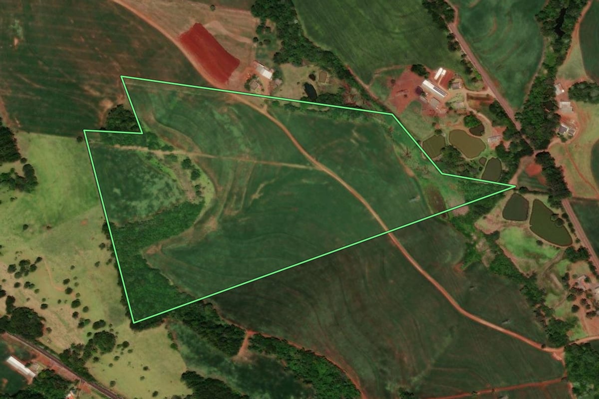 Imagem de satélite do imóvel rural em Três Barras do Paraná (PR), com o contorno declarado no CAR desenhado por cima.
