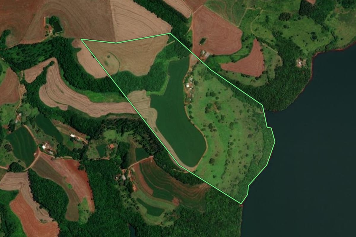 Imagem de satélite do imóvel rural em Três Barras do Paraná (PR), com o contorno declarado no CAR desenhado por cima.