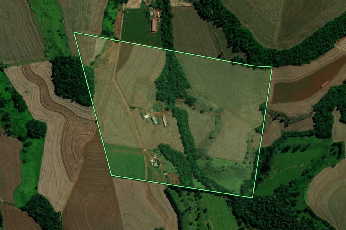 Imagem de satélite do imóvel rural em Três Barras do Paraná (PR), com o contorno declarado no CAR desenhado por cima.