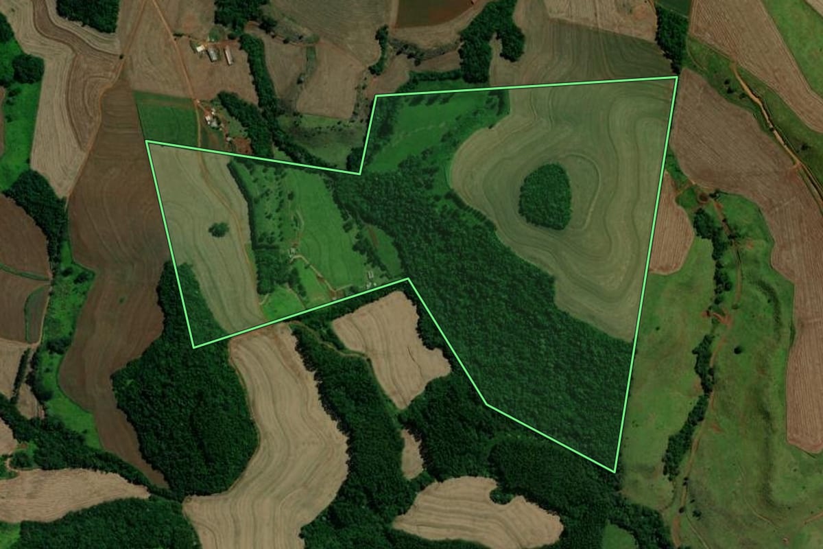 Imagem de satélite do imóvel rural em Três Barras do Paraná (PR), com o contorno declarado no CAR desenhado por cima.