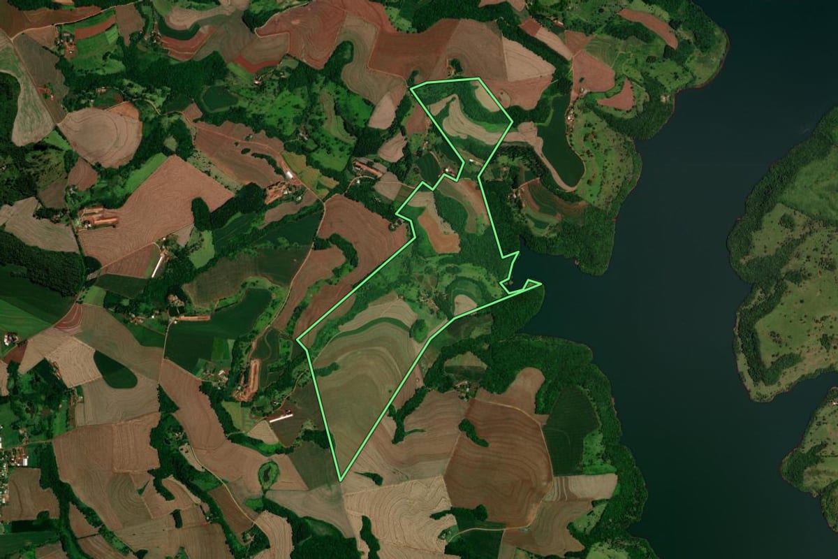 Imagem de satélite do imóvel rural em Três Barras do Paraná (PR), com o contorno declarado no CAR desenhado por cima.