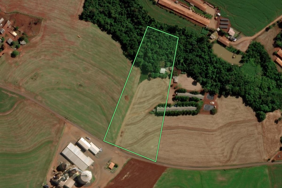 Imagem de satélite do imóvel rural em Três Barras do Paraná (PR), com o contorno declarado no CAR desenhado por cima.