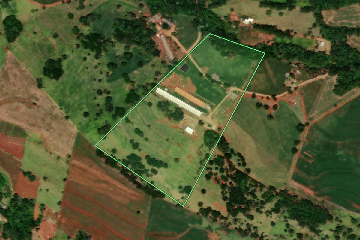 Imagem de satélite do imóvel rural em Três Barras do Paraná (PR), com o contorno declarado no CAR desenhado por cima.