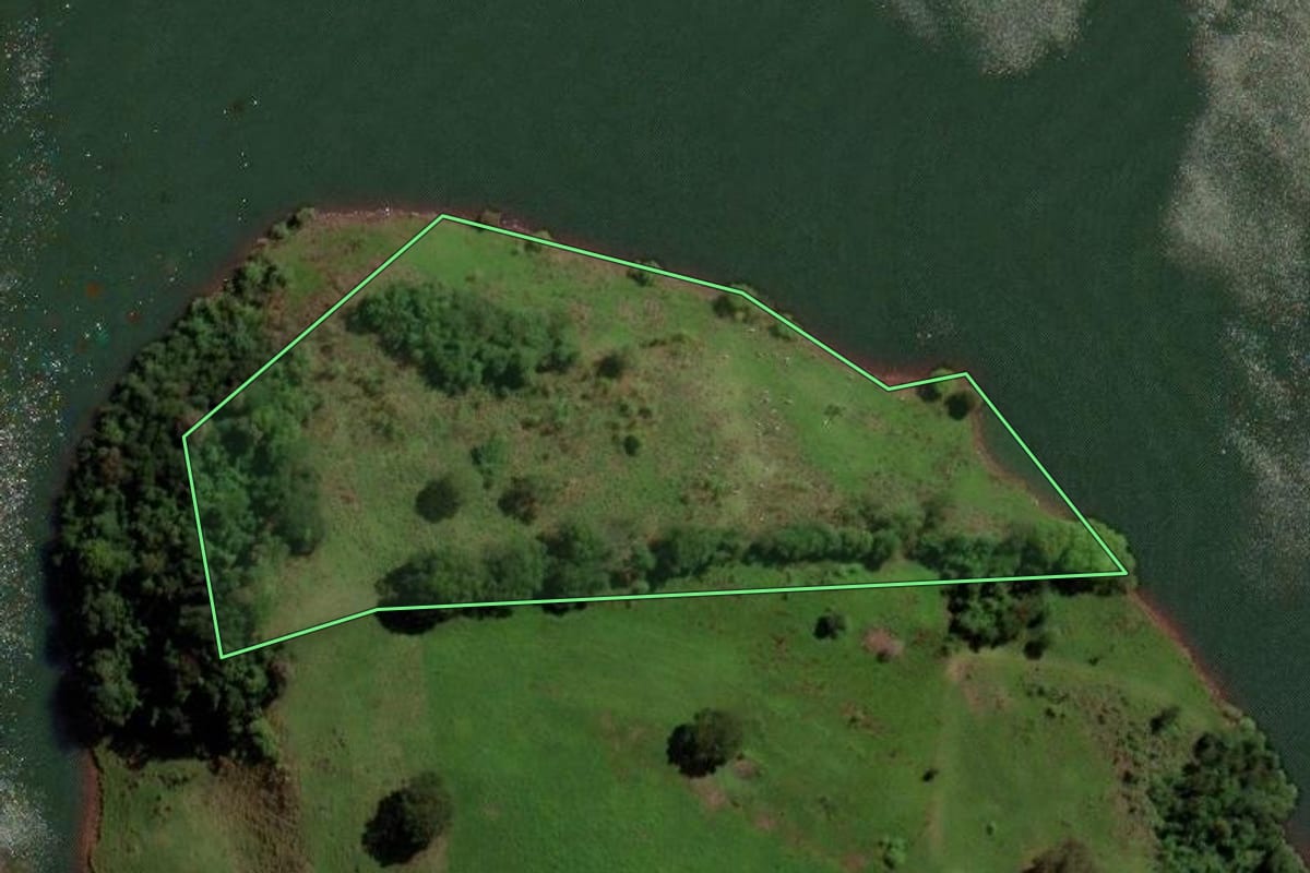 Imagem de satélite do imóvel rural em Três Barras do Paraná (PR), com o contorno declarado no CAR desenhado por cima.