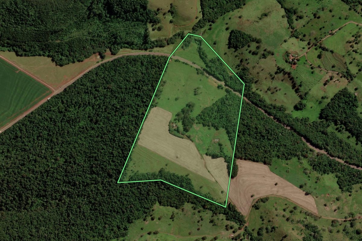 Imagem de satélite do imóvel rural em Três Barras do Paraná (PR), com o contorno declarado no CAR desenhado por cima.