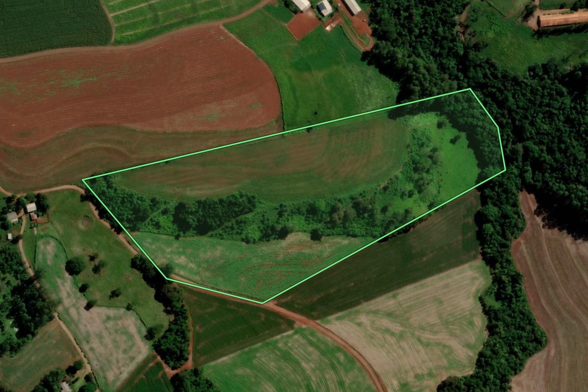 Imagem de satélite do imóvel rural em Três Barras do Paraná (PR), com o contorno declarado no CAR desenhado por cima.