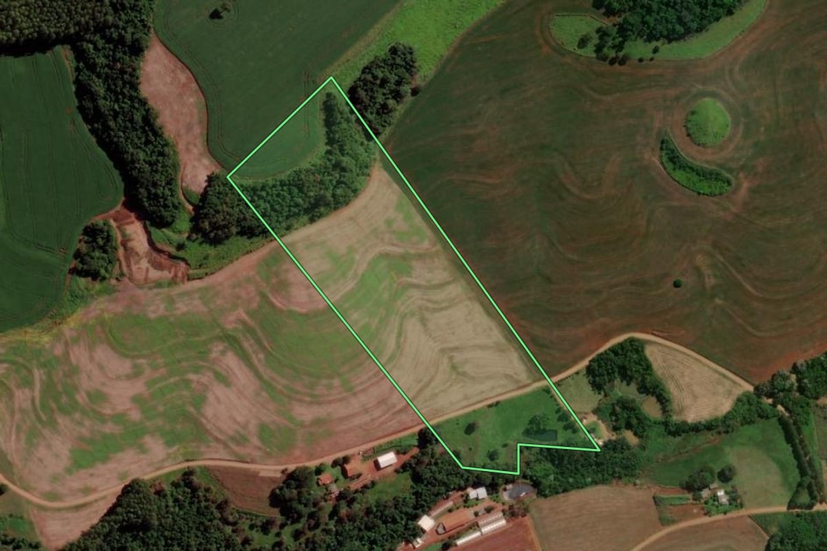 Imagem de satélite do imóvel rural em Três Barras do Paraná (PR), com o contorno declarado no CAR desenhado por cima.