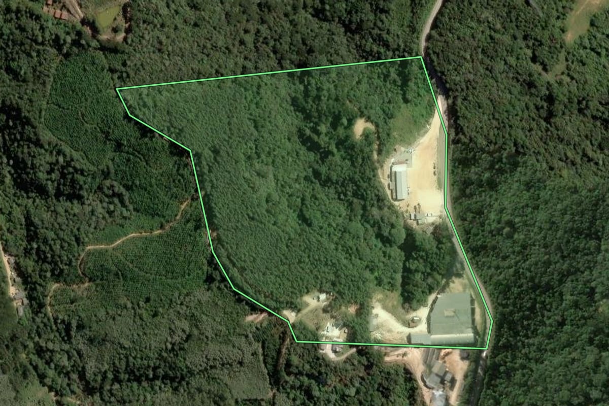 Imagem de satélite do imóvel rural em Tunas do Paraná (PR), com o contorno declarado no CAR desenhado por cima.