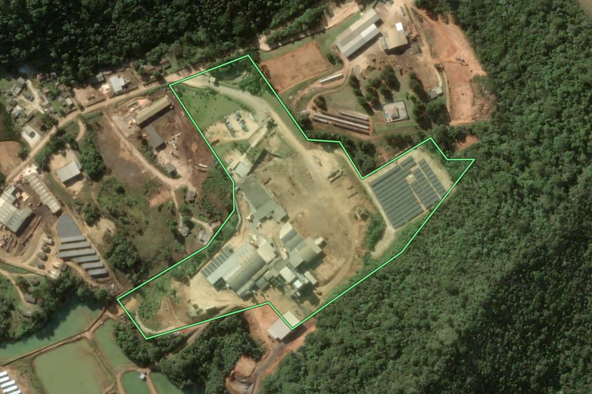 Imagem de satélite do imóvel rural em Tunas do Paraná (PR), com o contorno declarado no CAR desenhado por cima.