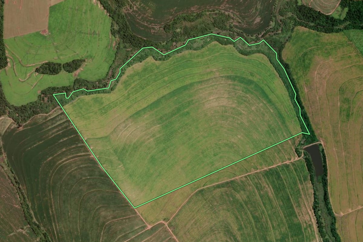 Imagem de satélite do imóvel rural em Tuneiras do Oeste (PR), com o contorno declarado no CAR desenhado por cima.