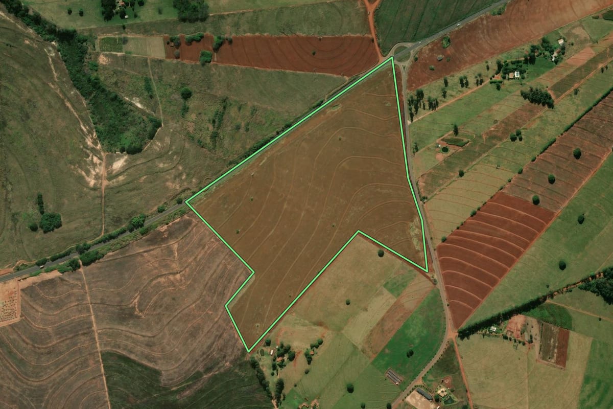 Imagem de satélite do imóvel rural em Tuneiras do Oeste (PR), com o contorno declarado no CAR desenhado por cima.
