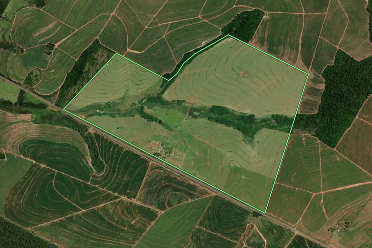 Imagem de satélite do imóvel rural em Tuneiras do Oeste (PR), com o contorno declarado no CAR desenhado por cima.