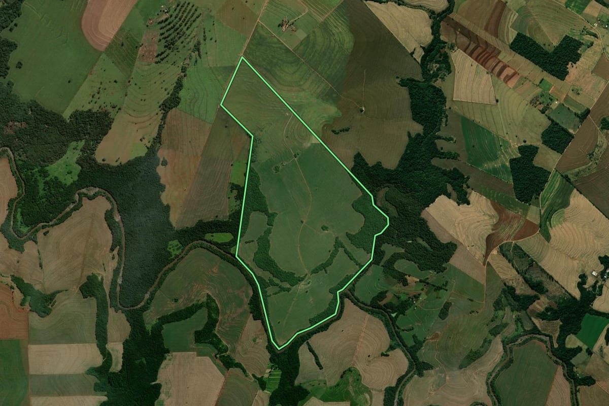Imagem de satélite do imóvel rural em Tuneiras do Oeste (PR), com o contorno declarado no CAR desenhado por cima.