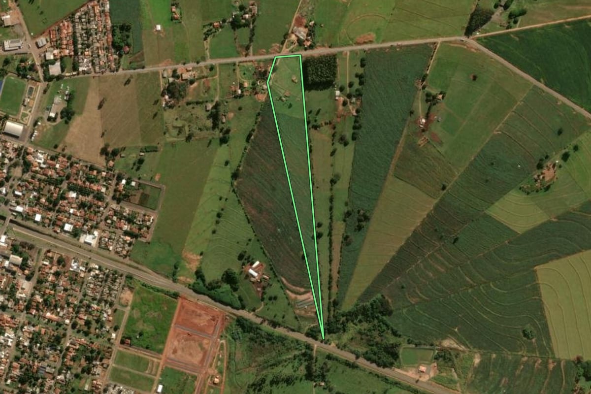 Imagem de satélite do imóvel rural em Tuneiras do Oeste (PR), com o contorno declarado no CAR desenhado por cima.
