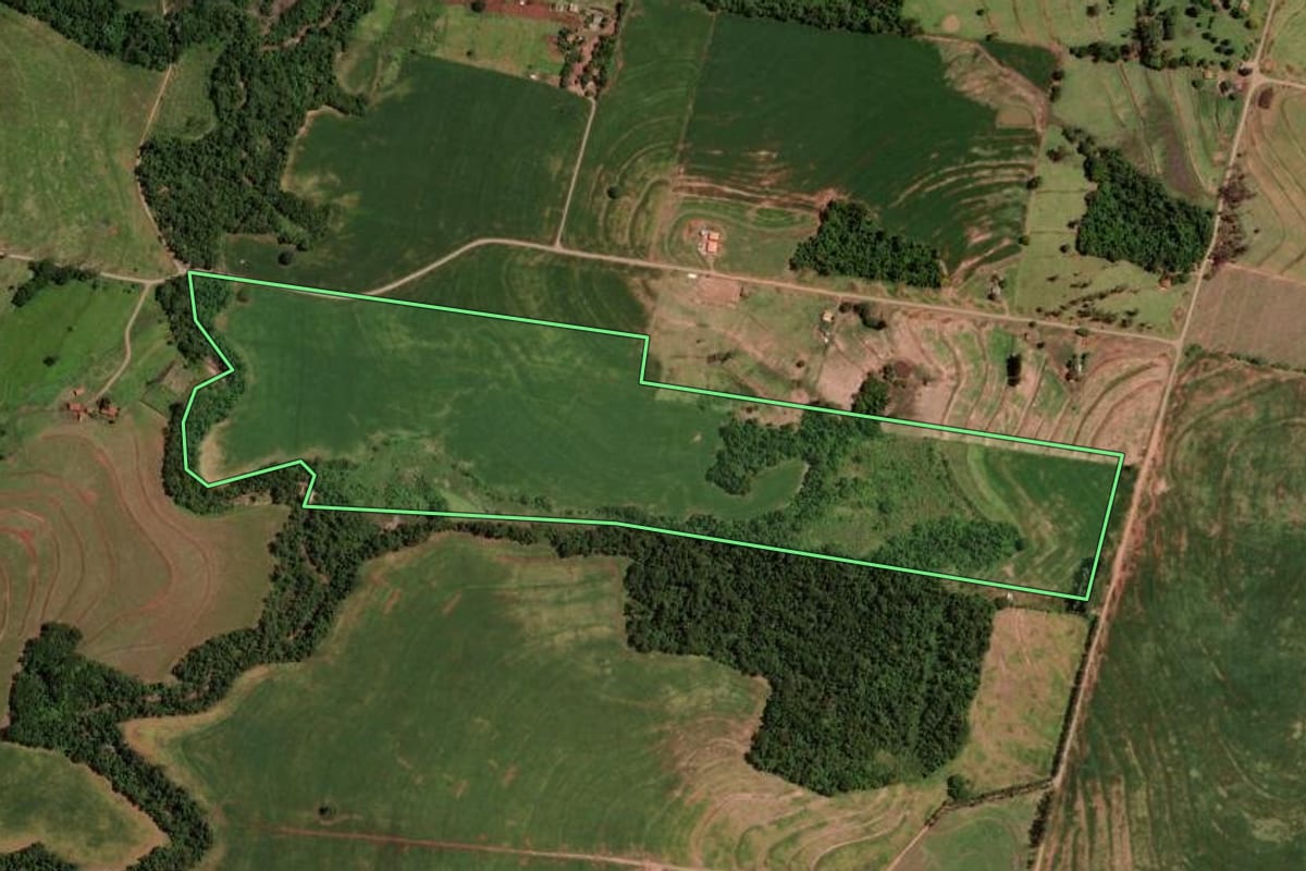 Imagem de satélite do imóvel rural em Tuneiras do Oeste (PR), com o contorno declarado no CAR desenhado por cima.