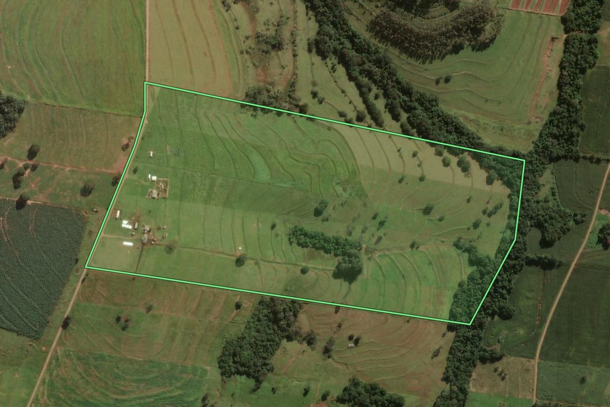Imagem de satélite do imóvel rural em Tuneiras do Oeste (PR), com o contorno declarado no CAR desenhado por cima.