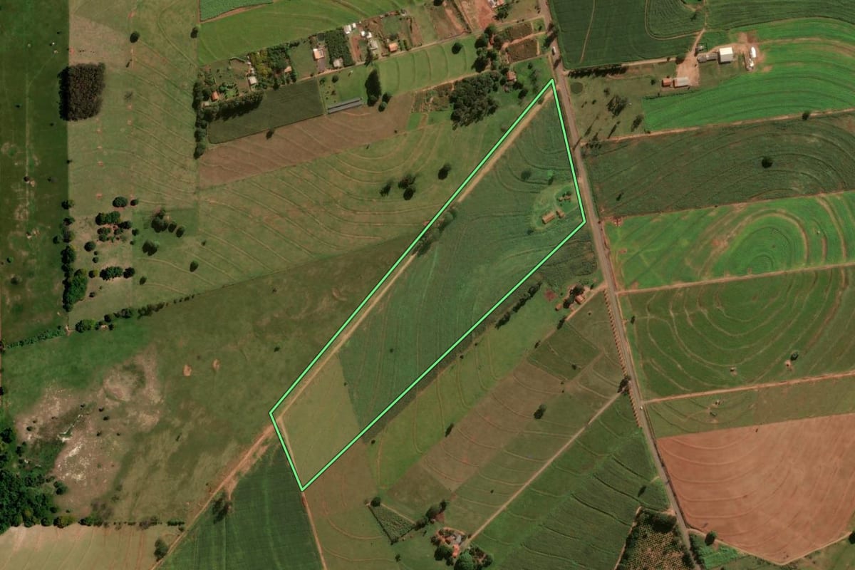 Imagem de satélite do imóvel rural em Tuneiras do Oeste (PR), com o contorno declarado no CAR desenhado por cima.