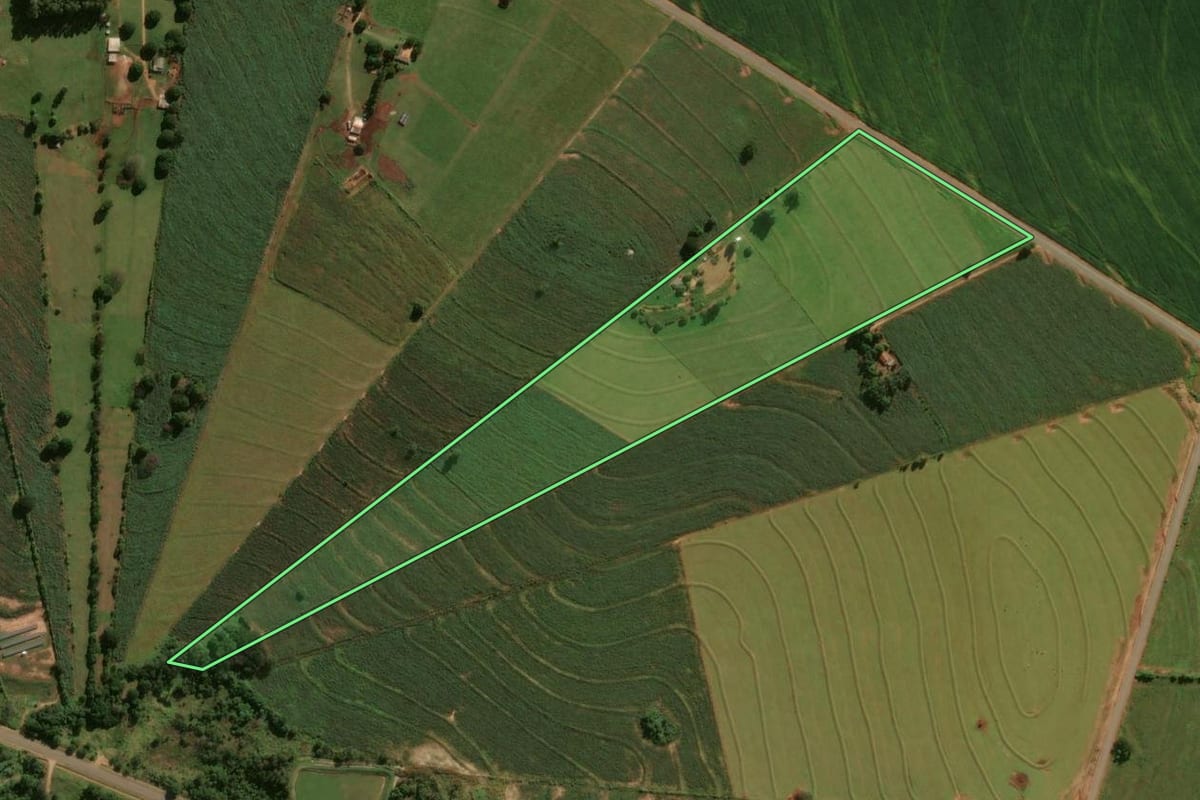 Imagem de satélite do imóvel rural em Tuneiras do Oeste (PR), com o contorno declarado no CAR desenhado por cima.