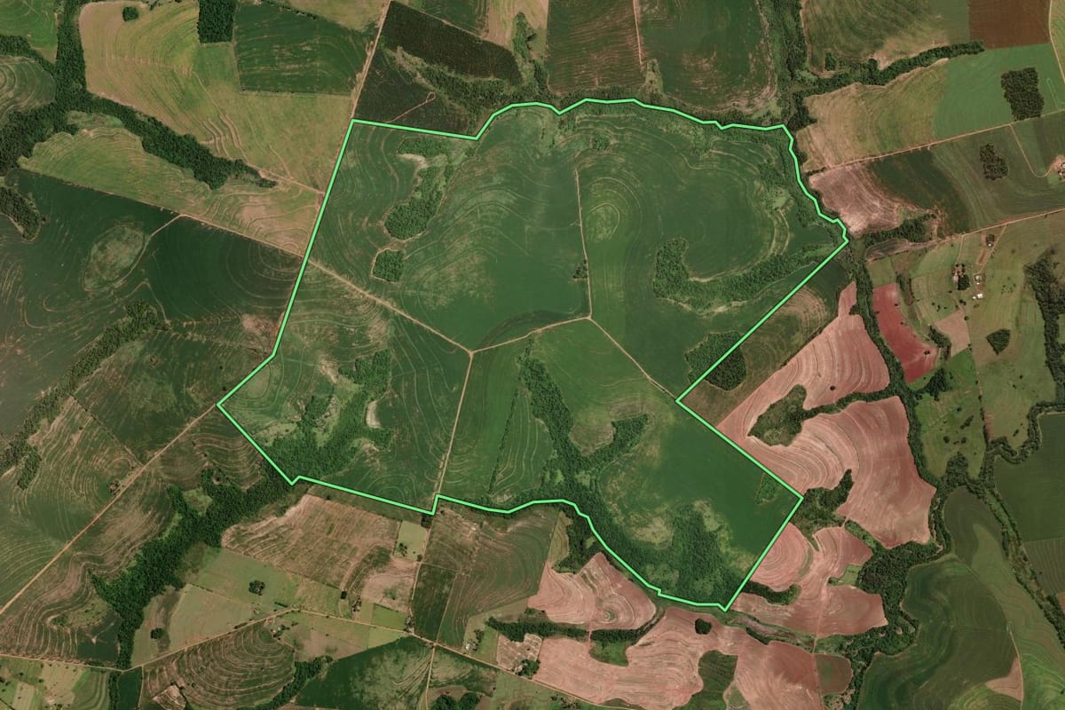 Imagem de satélite do imóvel rural em Tuneiras do Oeste (PR), com o contorno declarado no CAR desenhado por cima.