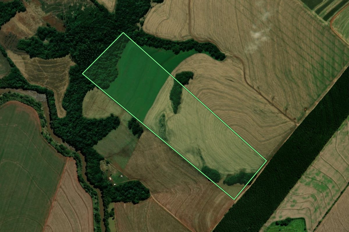 Imagem de satélite do imóvel rural em Tuneiras do Oeste (PR), com o contorno declarado no CAR desenhado por cima.