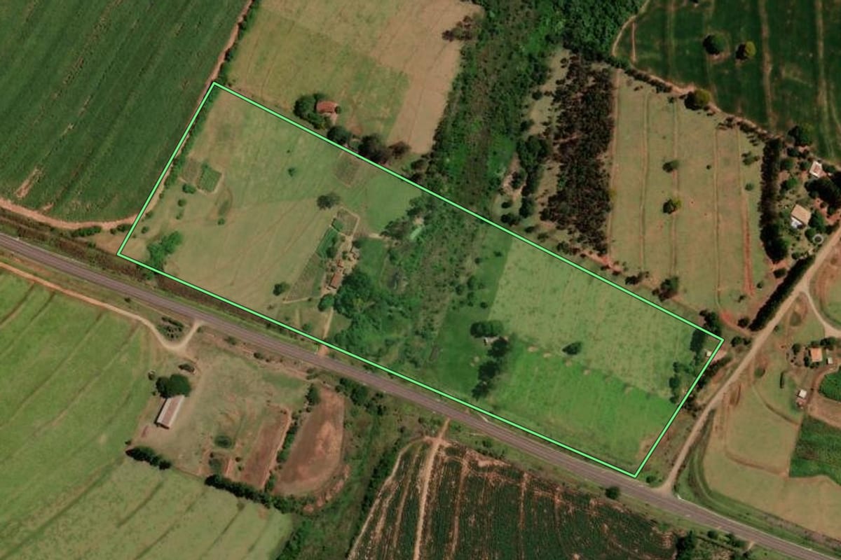 Imagem de satélite do imóvel rural em Tuneiras do Oeste (PR), com o contorno declarado no CAR desenhado por cima.