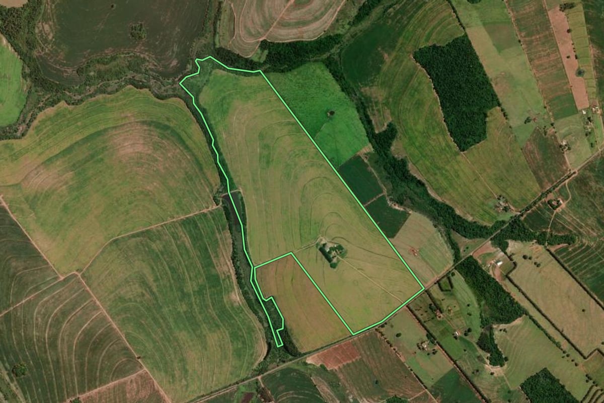 Imagem de satélite do imóvel rural em Tuneiras do Oeste (PR), com o contorno declarado no CAR desenhado por cima.