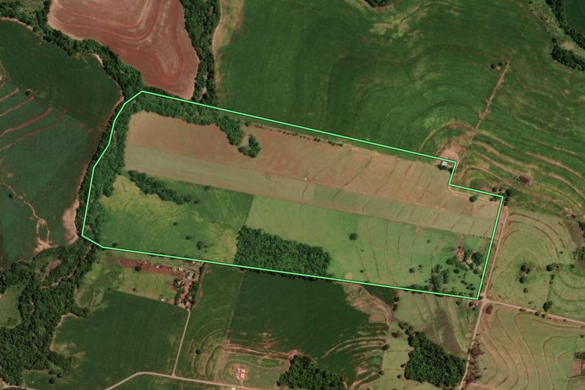 Imagem de satélite do imóvel rural em Tuneiras do Oeste (PR), com o contorno declarado no CAR desenhado por cima.