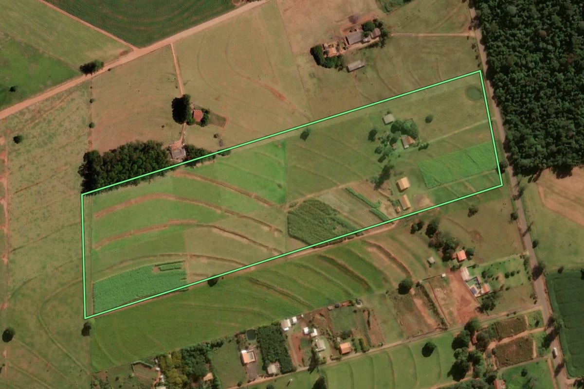 Imagem de satélite do imóvel rural em Tuneiras do Oeste (PR), com o contorno declarado no CAR desenhado por cima.