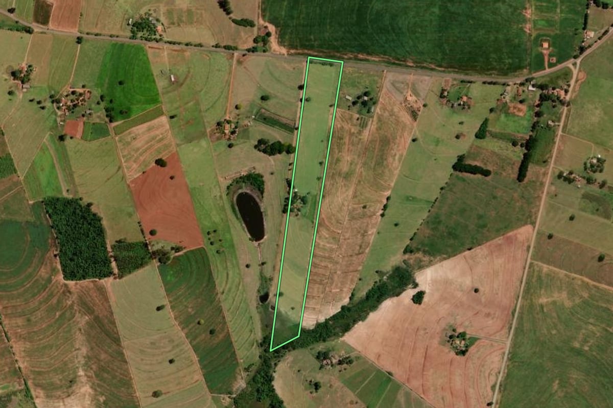 Imagem de satélite do imóvel rural em Tuneiras do Oeste (PR), com o contorno declarado no CAR desenhado por cima.