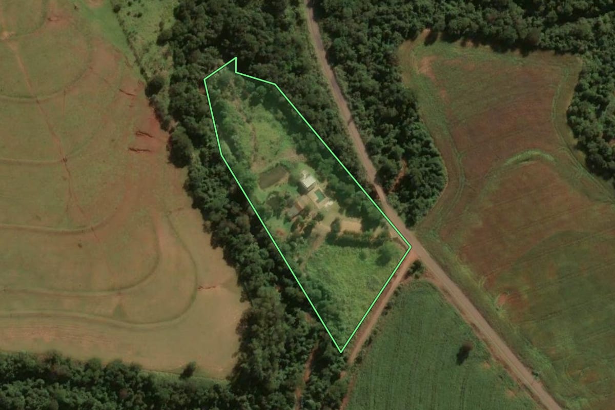 Imagem de satélite do imóvel rural em Tuneiras do Oeste (PR), com o contorno declarado no CAR desenhado por cima.