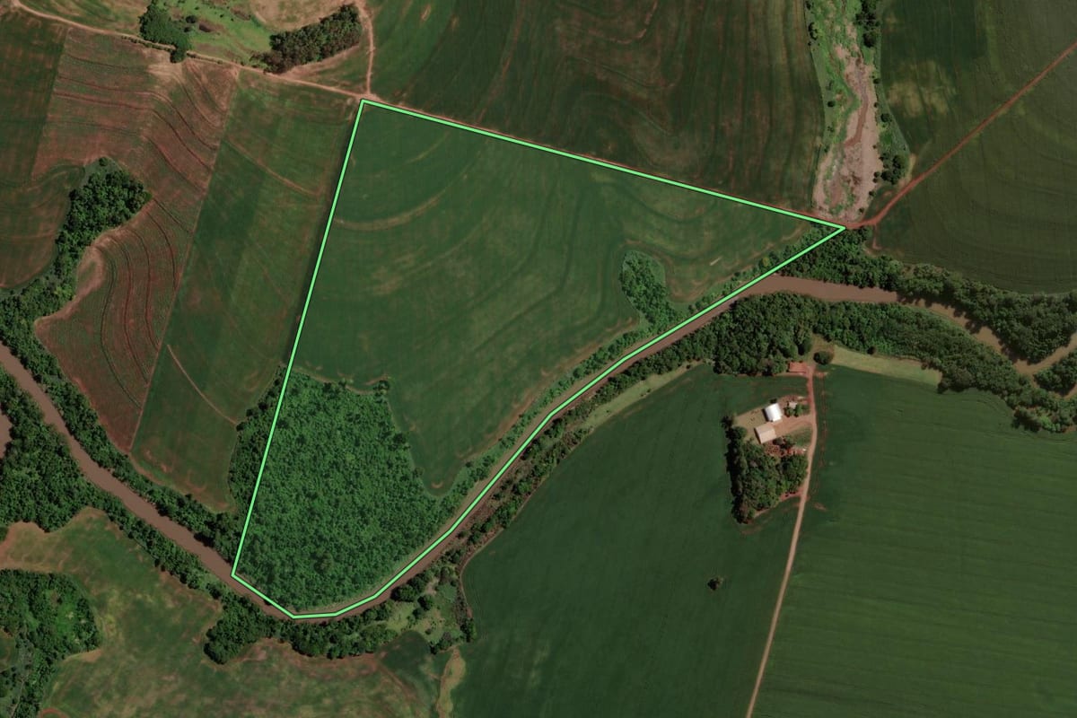 Imagem de satélite do imóvel rural em Tuneiras do Oeste (PR), com o contorno declarado no CAR desenhado por cima.