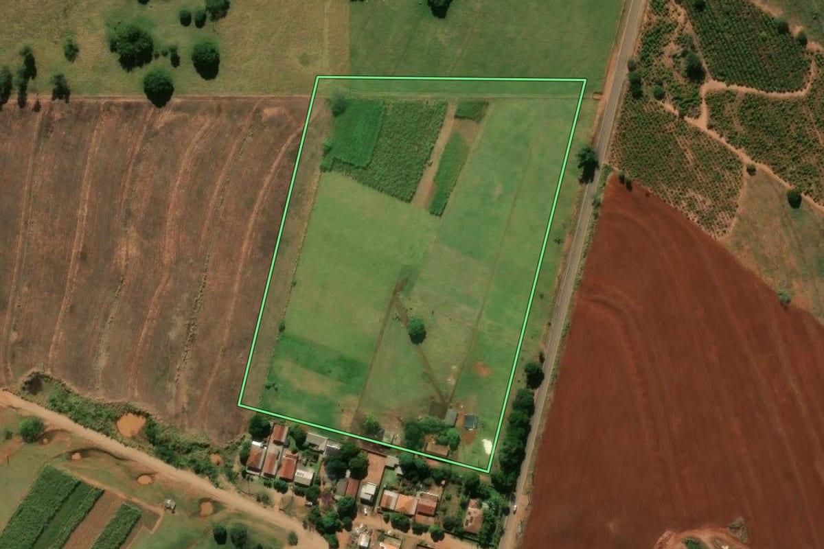 Imagem de satélite do imóvel rural em Tuneiras do Oeste (PR), com o contorno declarado no CAR desenhado por cima.