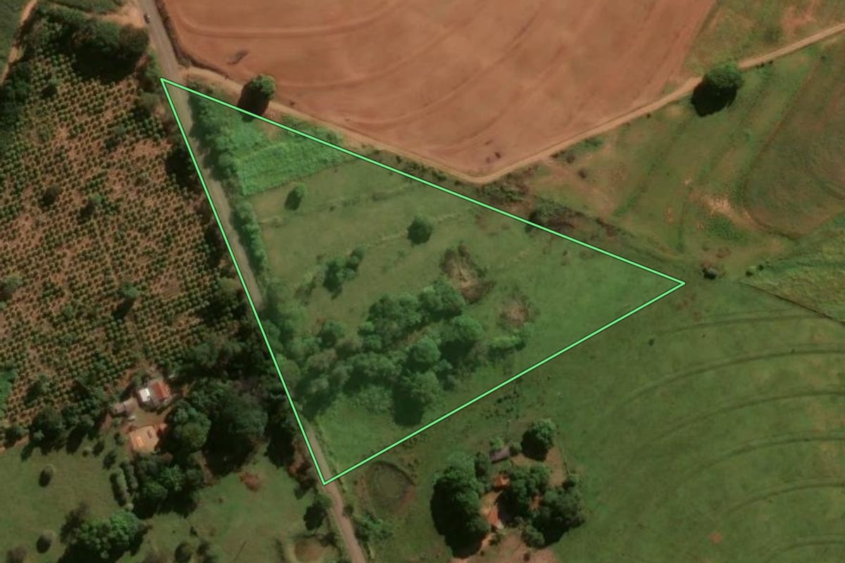 Imagem de satélite do imóvel rural em Tuneiras do Oeste (PR), com o contorno declarado no CAR desenhado por cima.