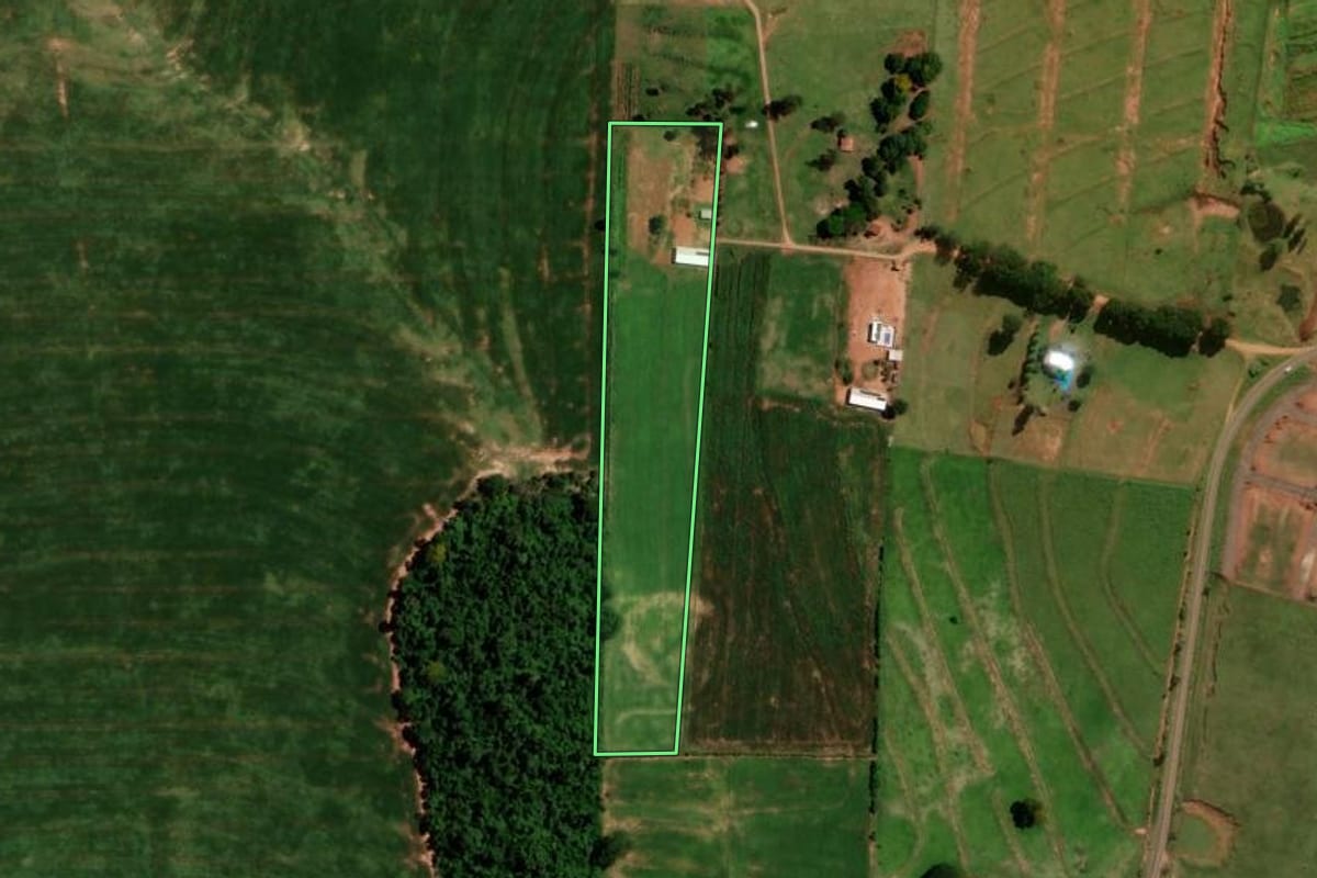 Imagem de satélite do imóvel rural em Tuneiras do Oeste (PR), com o contorno declarado no CAR desenhado por cima.