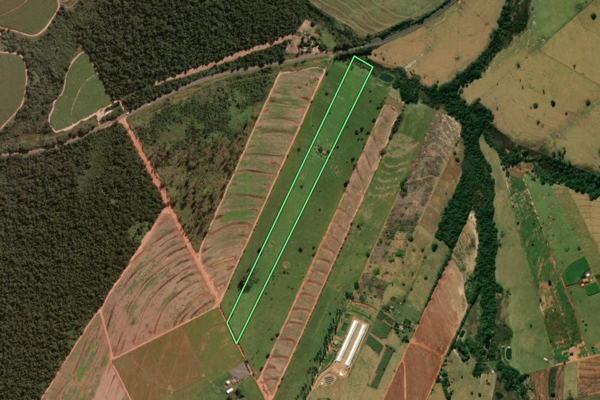 Imagem de satélite do imóvel rural em Tuneiras do Oeste (PR), com o contorno declarado no CAR desenhado por cima.