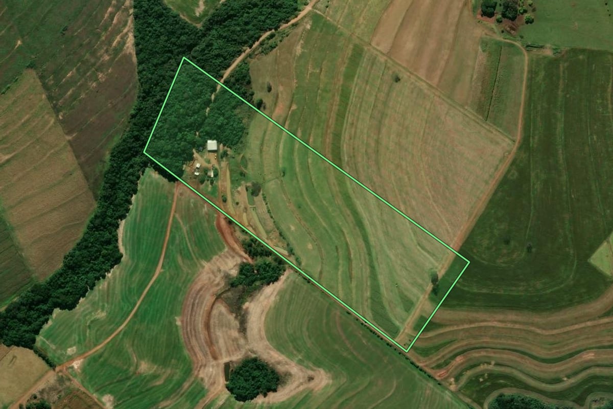 Imagem de satélite do imóvel rural em Tuneiras do Oeste (PR), com o contorno declarado no CAR desenhado por cima.