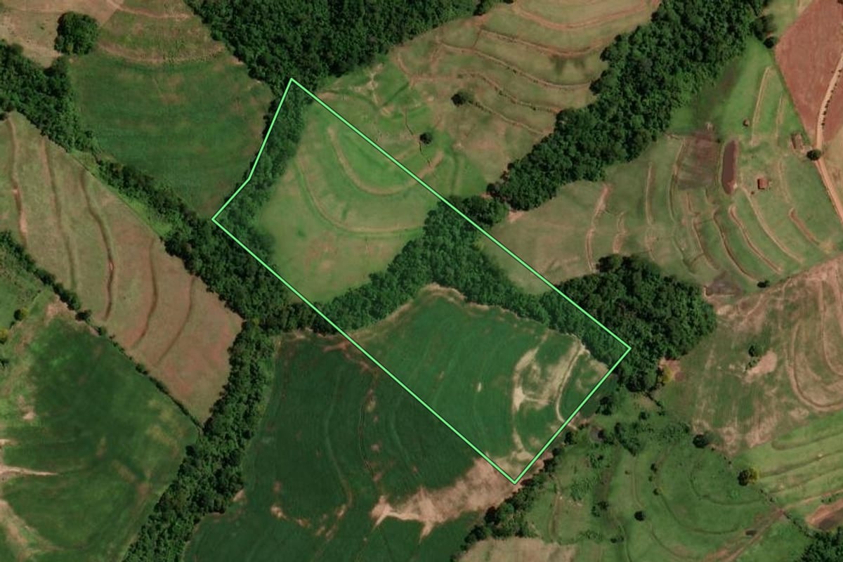 Imagem de satélite do imóvel rural em Tuneiras do Oeste (PR), com o contorno declarado no CAR desenhado por cima.