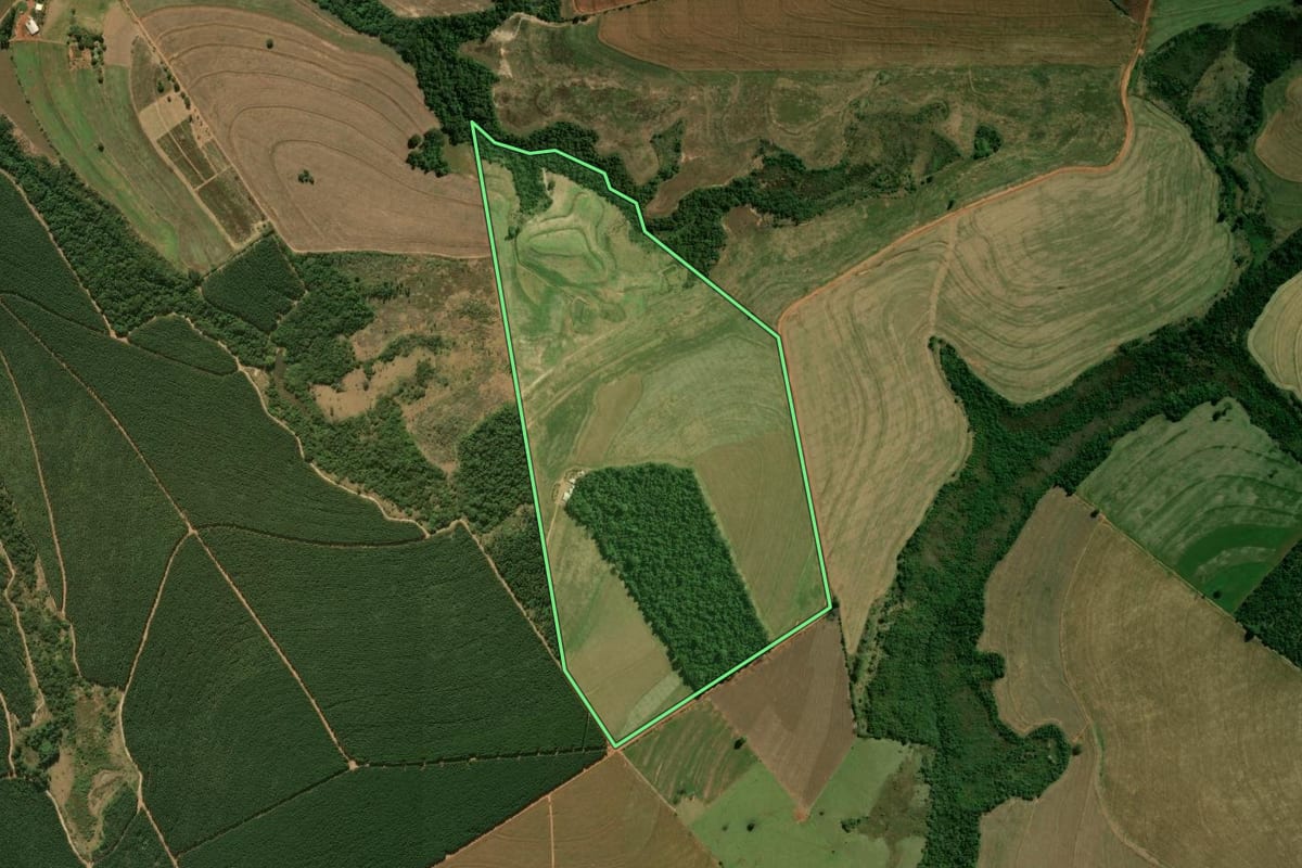 Imagem de satélite do imóvel rural em Tuneiras do Oeste (PR), com o contorno declarado no CAR desenhado por cima.