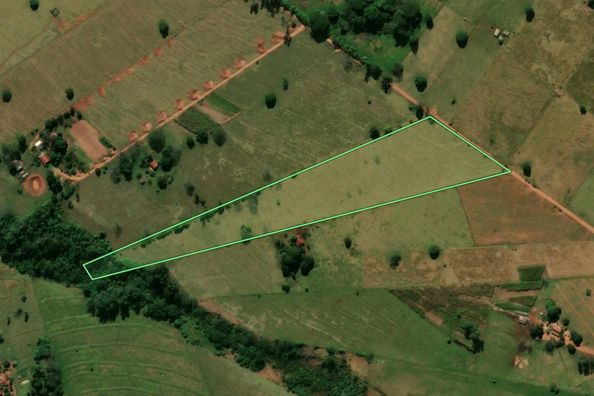 Imagem de satélite do imóvel rural em Tuneiras do Oeste (PR), com o contorno declarado no CAR desenhado por cima.