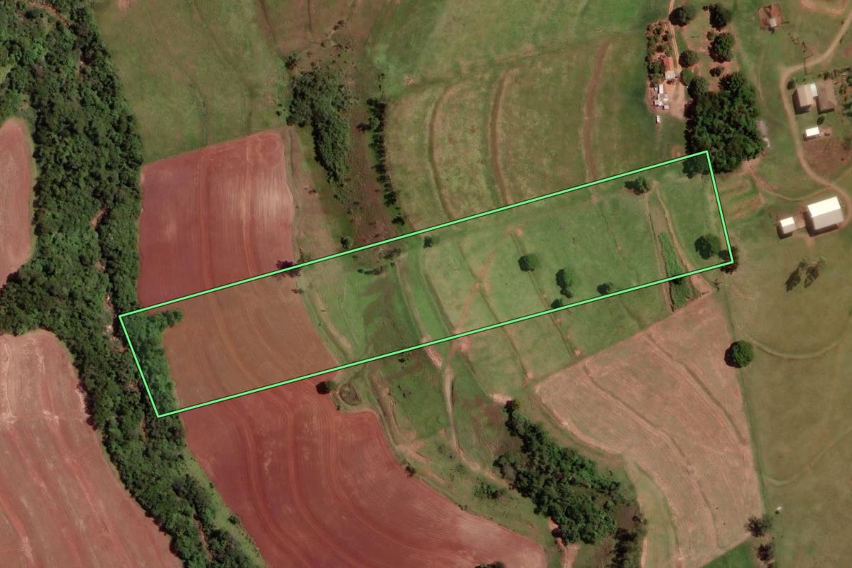 Imagem de satélite do imóvel rural em Tuneiras do Oeste (PR), com o contorno declarado no CAR desenhado por cima.