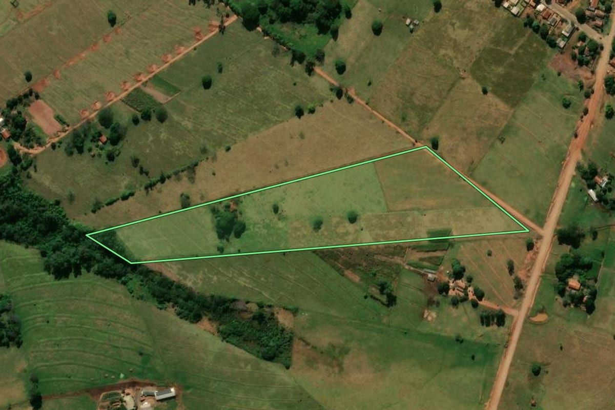 Imagem de satélite do imóvel rural em Tuneiras do Oeste (PR), com o contorno declarado no CAR desenhado por cima.