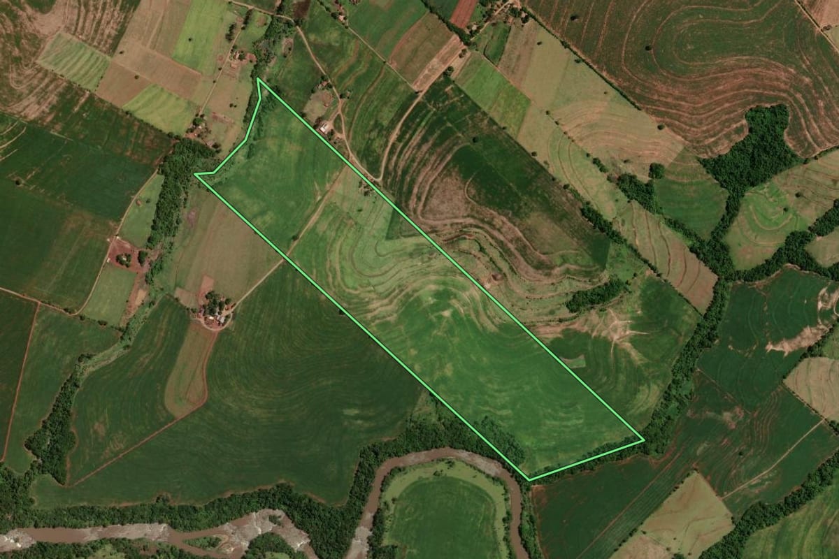Imagem de satélite do imóvel rural em Tuneiras do Oeste (PR), com o contorno declarado no CAR desenhado por cima.