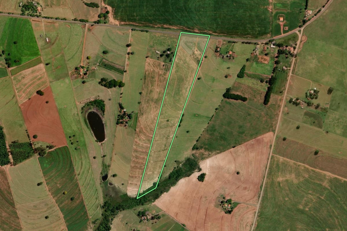 Imagem de satélite do imóvel rural em Tuneiras do Oeste (PR), com o contorno declarado no CAR desenhado por cima.