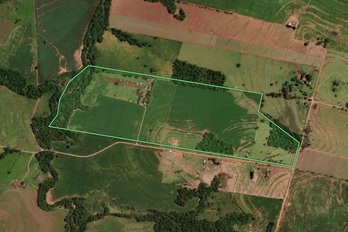 Imagem de satélite do imóvel rural em Tuneiras do Oeste (PR), com o contorno declarado no CAR desenhado por cima.