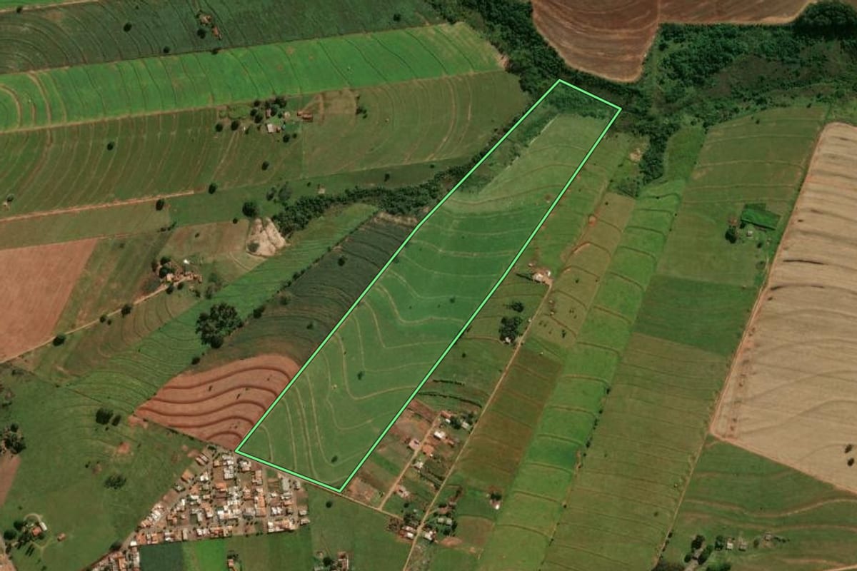 Imagem de satélite do imóvel rural em Tuneiras do Oeste (PR), com o contorno declarado no CAR desenhado por cima.